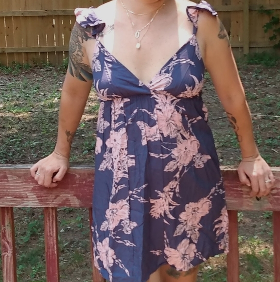 Roxy purple and pink sundress with flutter sleeves. - Picture 2 of 3